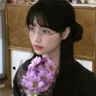 向天真的女生投降